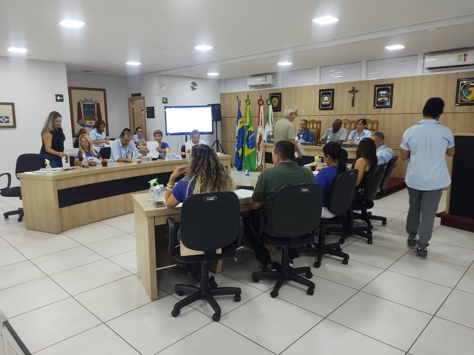 Câmara de Santos Dumont aprova auxílio alimentação e aumento de assessores parlamentares